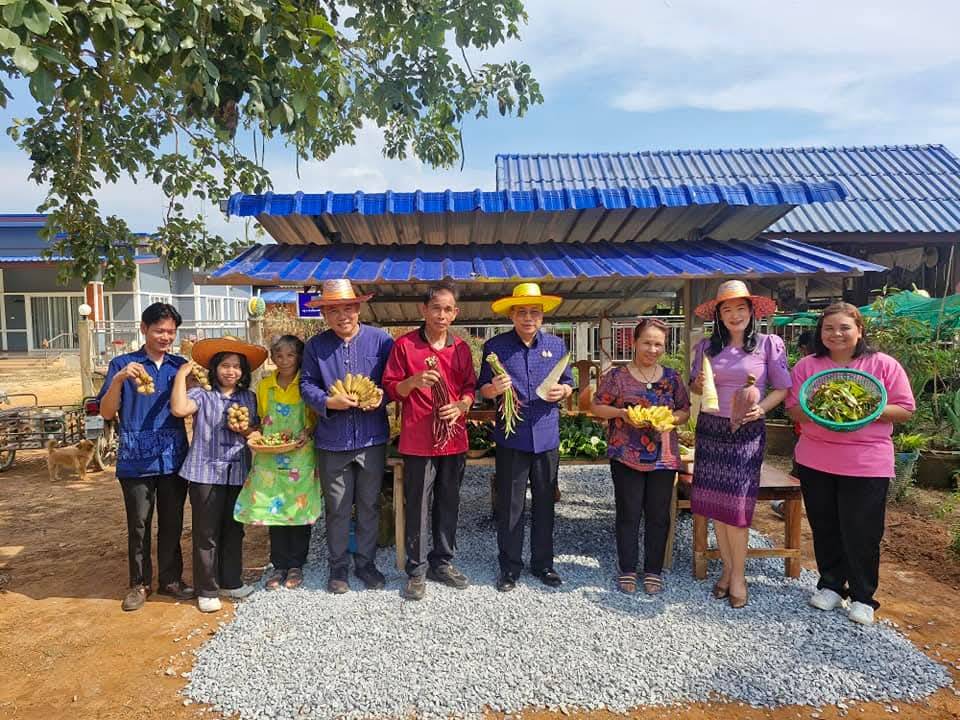 พช.เขาชะเมาลงพื้นติดตามสนับสนุนการดำเนินงานศูนย์เรียนรู้การพัฒนาคุณภาพชีวิตตามหลักทฤษฎีใหม่ประยุกต์สู่  “โคก หนอง นา” แปลงนายเจียม โพธิ์แก้ว เป็นผลงาน Best Practice ของอำเภอเขาชะเมา